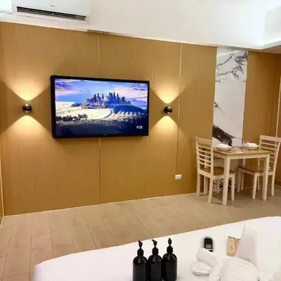 Venice Luxe King Bed Cinema Stay