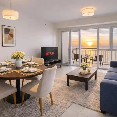 Sunset Retreat - 4 Bedroom Home near Solaire 14pax