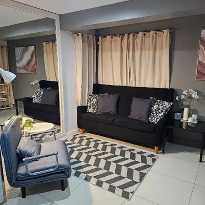 Casa Rosa2 2BR loft in BGC with 55 Smart TV 5 pax