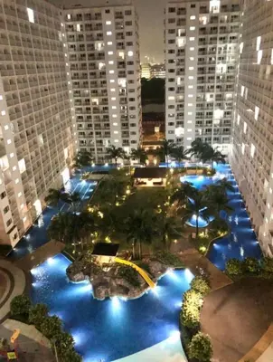 an overhead view of a courtyard with palm trees and buildings at Mall of Asia Staycation, located in Shore Residences Pasay Manila near Manila Airport in Manila
