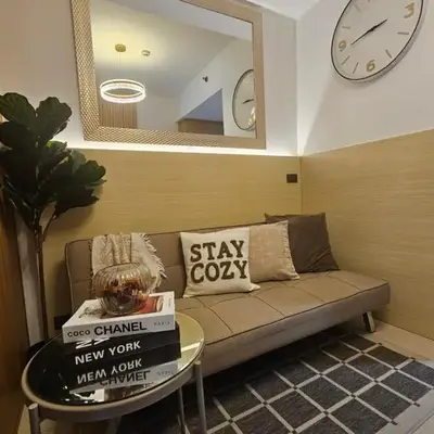 Cozy 1BR Balcony Pool View with WiFi & Netflix near MOA and NAIA Airport