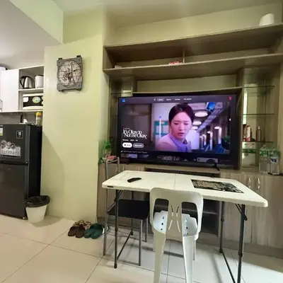 1BR Staycation at JAZZ Makati 29F 65 Smart TV