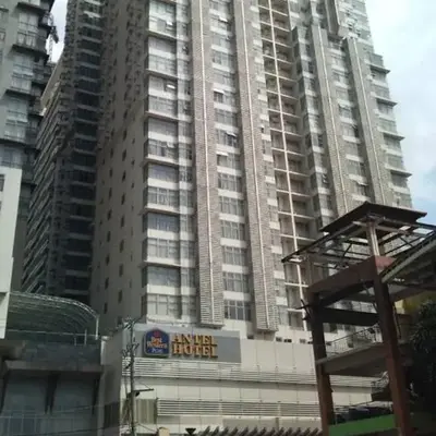 Luxury 2BR Condo in Makati Near Malls & Offices