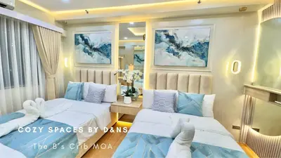 two beds in a hotel room with two bedsvisor at SM MOA Near NAIA Airports The B's Crib MOA in Manila