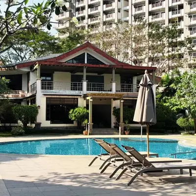 Modern 2BR Condo in Acacia Estate