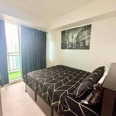 Deluxe penthouse unit at azure - near airport