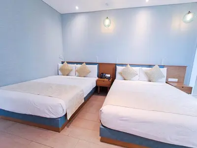 two beds in a hotel room with two beds sidx sidx sidx at Hotel H2O in Manila