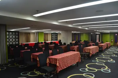 a conference room with tables and chairs and green walls at El Cielito Inn - Sta. Rosa in Santa Rosa