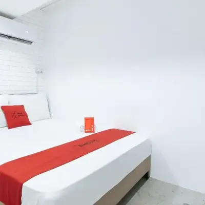 RedDoorz Plus at BGC near St Lukes