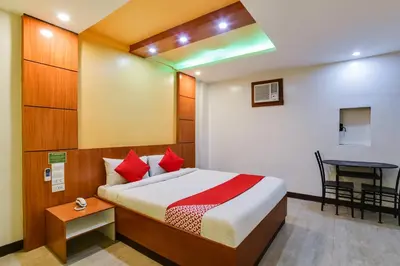 a bedroom with a bed and a desk in a room at OYO 473 Ranchotel Drive-in in Biñan