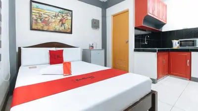 a bedroom with a large white bed in a room at RedDoorz at A&F C5 Pinagsama Taguig in Manila