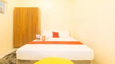 a bedroom with a large white bed in a room at RedDoorz at VCloud Hills near De La Salle Dasmarinas Cavite in Dasmariñas