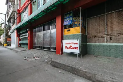a sign on the side of a building that says residencial at RedDoorz near Pasay Rotonda in Manila
