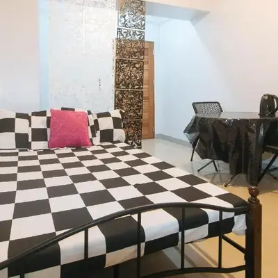 Budget Backpackers Transient House near NAIA by RedDoorz