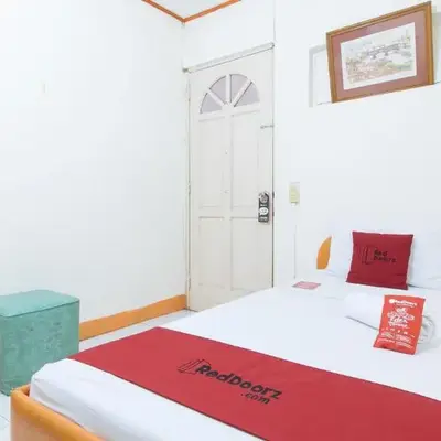 RedDoorz @ Malibu Room BF International Las Pinas