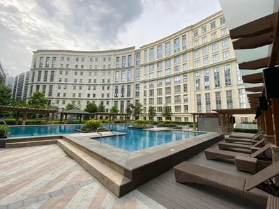a large building with a large pool in front of it at Cozyvilla at 81 Newport Blvd NEWLY RENOVATED walk to NAIA T3 Marriott & Resorts World Casino & Newport Mall for 5 Pax FREE PARKING!!!! in Manila