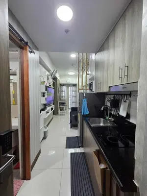 a kitchen with a black counter top in a room at Schönes Apartment mit Pool-Nutzung in Manila