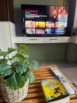 Gallery image of QLED 55 inch TV, 220 Mbps, Coffee Pods, King Bed 3 mins walking distance to LRT 2 station, 10 mins drive to Robinson Magnolia Mall in Manila