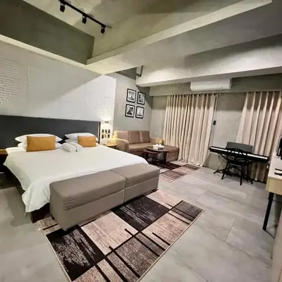 Cozy Spacious Hotel Type Condo with PS5 Smart TV and WiFi